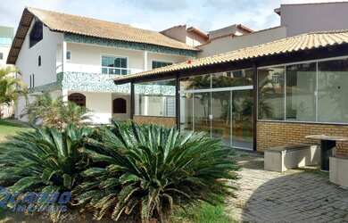 Imagem: A casa possui 4 Dormitórios, 2 Suítes, 5 Banheiros, 10 Vagas