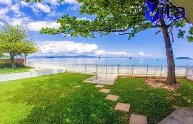 Imagem: A casa possui 4 Dormitórios, 1 Suíte, 2 Banheiros e está