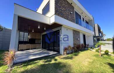 Imagem: A casa em condomínio possui 3 Dormitórios, 3 Suítes, 4 Banheiros