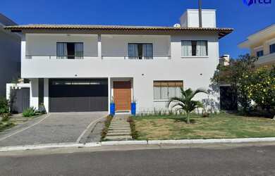 Imagem: A casa em condomínio possui 4 Dormitórios, 2 Suítes, 5 Banheiros