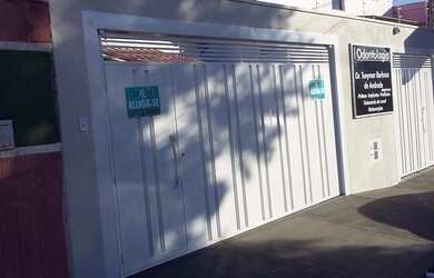 Imagem: A casa possui 3 Dormitórios, 1 Banheiro, 1 Vaga na garagem