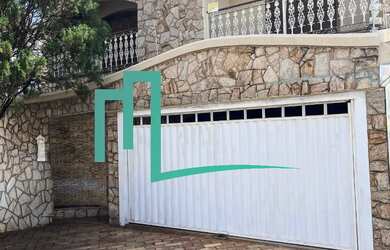 Imagem: A casa possui 4 Dormitórios, 2 Vagas na garagem, 250m² de