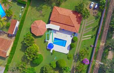 Imagem: A chácara possui 5 Dormitórios, 1 Suíte, 4 Banheiros, 20