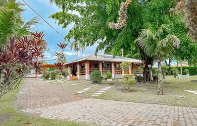 Imagem: A chácara possui 3 Dormitórios, 2 Suítes, 4 Banheiros, 2.550m²