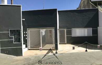 Imagem: A casa possui 4 Dormitórios, 5 Banheiros, 4 Vagas na garagem