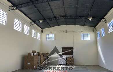 Imagem: O depósito possui 2 Banheiros, 4 Vagas na garagem, 1.000m²