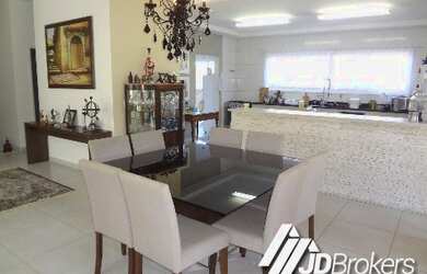 Imagem: A casa em condomínio possui 4 Dormitórios, 2 Suítes, 4 Banheiros