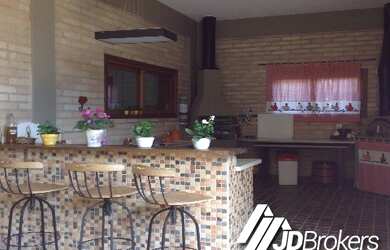 Imagem: A casa em condomínio possui 3 Dormitórios, 3 Suítes, 5 Banheiros