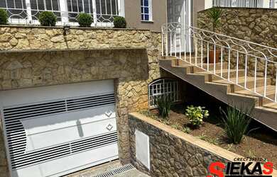 Imagem: A casa possui 4 Dormitórios, 1 Suíte, 4 Banheiros, 3 Vagas