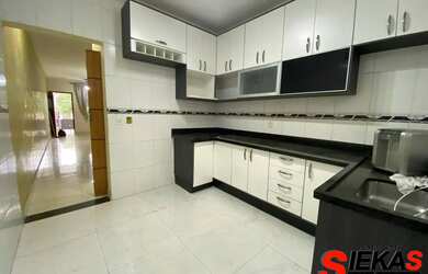 Imagem: A casa possui 2 Dormitórios, 1 Suíte, 3 Banheiros, 2 Vagas