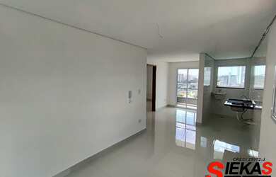 Imagem: O apartamento possui 2 Dormitórios, 1 Banheiro, 1 Vaga na garagem