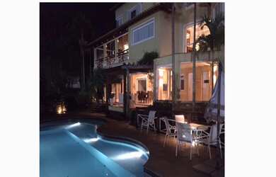 Imagem: A casa possui 6 Dormitórios, 6 Suítes, 7 Banheiros, 3 Vagas