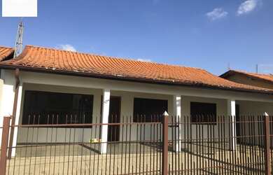 Imagem: A casa possui 3 Dormitórios, 2 Banheiros, 2 Vagas na garagem