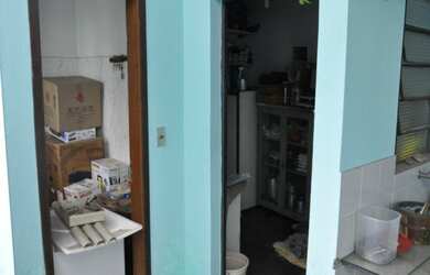 Imagem: A casa possui 4 Dormitórios, 1 Suíte, 1 Banheiro, 4 Vagas