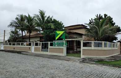 Imagem: A casa possui 4 Dormitórios, 1 Suíte, 3 Banheiros, 4 Vagas