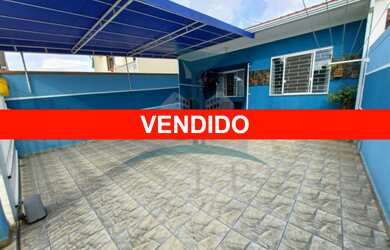 Imagem: A casa possui 2 Dormitórios, 1 Banheiro, 2 Vagas na garagem