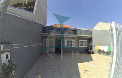 Imagem: A casa possui 3 Dormitórios, 2 Banheiros, 5 Vagas na garagem