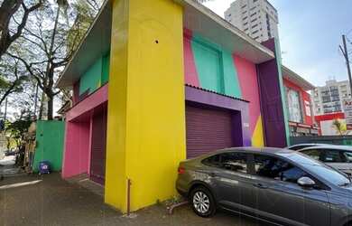 Imagem: A sala comercial à venda possui 2 Banheiros e 3 Vagas na garagem