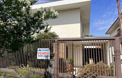 Imagem: A casa possui 3 Dormitórios, 1 Suíte, 4 Banheiros e 5 Vagas