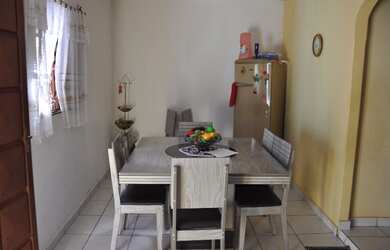 Imagem: A casa possui 3 Dormitórios, 1 Suíte, 2 Banheiros, 2 Vagas