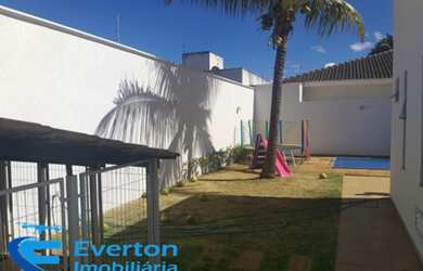 Imagem: A casa possui 4 Dormitórios, 2 Suítes, 4 Vagas na garagem