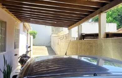 Imagem: A casa possui 3 Dormitórios, 1 Suíte, 2 Banheiros, 8 Vagas