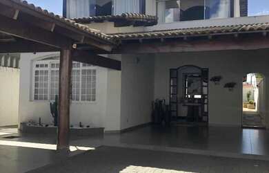 Imagem: A casa à venda possui 3 Dormitórios, 3 Suítes, 5 Banheiros