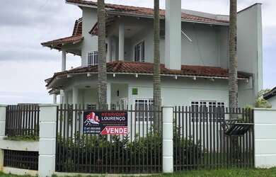 Imagem: A casa possui 3 Dormitórios, 2 Banheiros, 2 Vagas na garagem