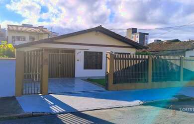 Imagem: A casa possui 4 Dormitórios, 1 Suíte, 300m² de Área e está