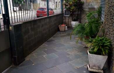 Imagem: A casa possui 5 Dormitórios, 1 Suíte, 2 Banheiros, 2 Vagas