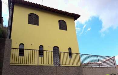 Imagem: A casa possui 3 Dormitórios, 1 Suíte, 2 Banheiros, 3 Vagas