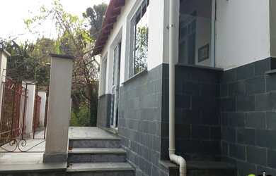 Imagem: A casa possui 4 Dormitórios, 2 Banheiros, 4 Vagas na garagem