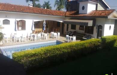 Imagem: A casa possui 4 Dormitórios, 3 Suítes, 4 Banheiros, 5 Vagas