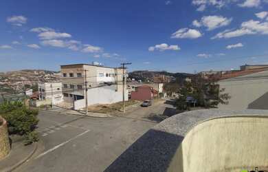 Imagem: A casa possui 3 Dormitórios, 2 Suítes, 5 Banheiros, 4 Vagas