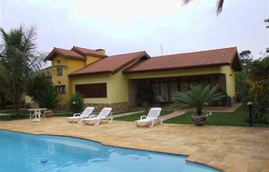 Imagem: A chácara possui 6 Banheiros, 6 Vagas na garagem, 2.500m²