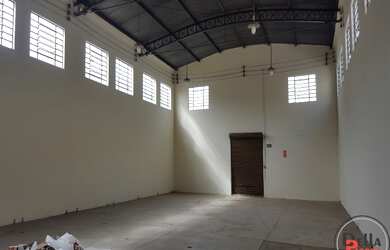 Imagem: O depósito possui 4 Banheiros, 1.000m² de Área, 840m² de