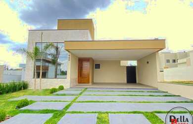 Imagem: A casa em condomínio possui 3 Dormitórios, 3 Suítes, 4 Banheiros