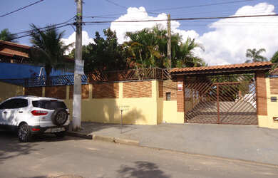 Imagem: A casa possui 2 Dormitórios, 2 Banheiros, 3 Vagas na garagem