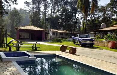 Imagem: A chácara possui 8 Dormitórios, 3 Suítes, 7 Banheiros, 8