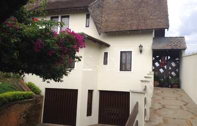 Imagem: A casa em condomínio possui 4 Dormitórios, 2 Suítes, 5 Banheiros