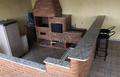 Imagem: A casa possui 3 Dormitórios, 2 Suítes, 4 Banheiros, 2 Vagas