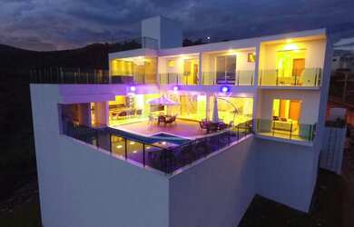 Imagem: A casa possui 5 Dormitórios, 5 Suítes, 7 Banheiros, 5 Vagas