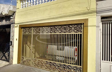 Imagem: A casa possui 3 Dormitórios, 1 Suíte, 3 Banheiros, 2 Vagas