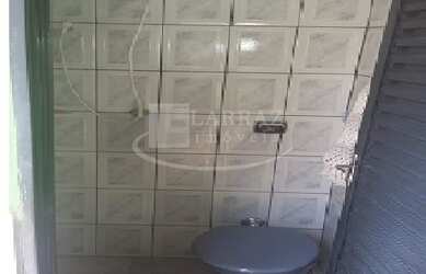 Imagem: A casa possui 2 Dormitórios, 2 Banheiros, 2 Vagas na garagem