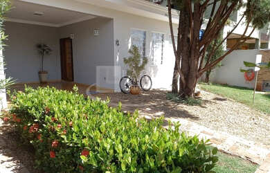 Imagem: A casa possui 3 Dormitórios, 3 Suítes, 4 Banheiros, 4 Vagas