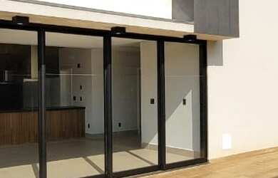 Imagem: A casa possui 3 Dormitórios, 3 Suítes, 5 Banheiros, 4 Vagas