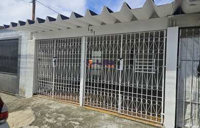 Imagem: A casa possui 2 Dormitórios, 1 Banheiro, 2 Vagas na garagem