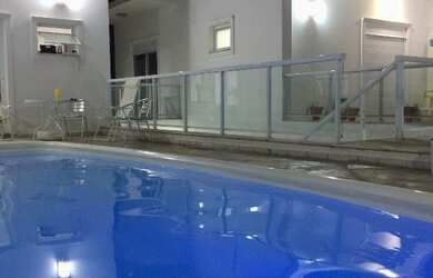 Imagem: A casa possui 4 Dormitórios, 4 Suítes, 5 Banheiros, 8 Vagas