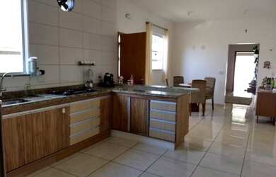 Imagem: A casa possui 3 Dormitórios, 2 Suítes, 2 Banheiros, 3 Vagas