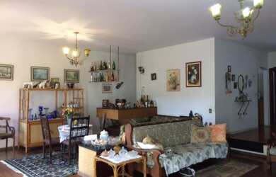 Imagem: A casa possui 3 Dormitórios, 1 Suíte, 1 Banheiro, 4 Vagas